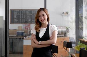 porträt des erfolgreichen startinhabers eines kleinen unternehmens im café. gutaussehender mann barista cafébesitzer. KMU-Unternehmer-Verkäufer-Geschäftskonzept. foto