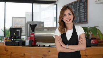 porträt des erfolgreichen startinhabers eines kleinen unternehmens im café. gutaussehender mann barista cafébesitzer. KMU-Unternehmer-Verkäufer-Geschäftskonzept. foto