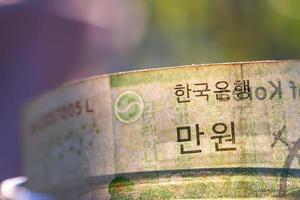 Südkorea-Banknoten im Glasgefäß. foto