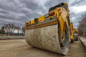 Nahaufnahme der Trommelwalze auf einer Baustelle foto