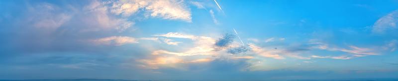 Panoramablick auf den blauen Himmel mit Wolken nach Sonnenuntergang. foto