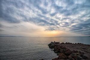 Ruhe an der Küste bei Sonnenuntergang foto