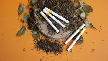 Blick auf Tabakhaufen und Zigarettenkonsum foto