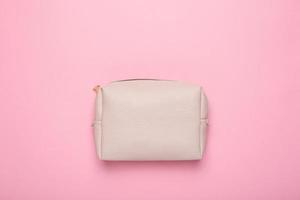 Damen-Beauty-Handtasche für Kosmetik auf rosa Hintergrund foto