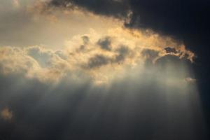 die dunklen wolken mit sonnigem sonnenuntergang, bevor es regnet foto