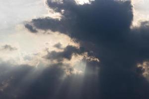 die dunklen wolken mit sonnigem sonnenuntergang, bevor es regnet foto