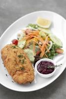 Chicken Cordon Bleu mit Salat und Preiselbeersauce foto