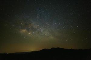 landschaft milchstraße mit sternen und raumstaub im universum foto