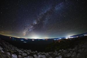 milchstraßengalaxie mit knopfsteinboden heißt lan hin pum sichtspunkt im phu hin rong kla nationalpark in phitsanulok, thailand foto