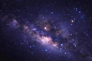 das Zentrum der Milchstraße mit Sternen und Weltraumstaub im Universum foto