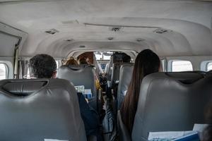 hinter der Pilotenraumsteuerung im kleinen Privatjet-Flugzeug in Thailand reisen. foto