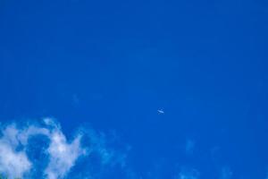 eindeutig schöner blauer Himmel mit weißer Linienebene. foto