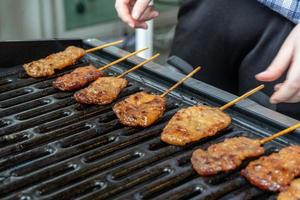 thailändisches gegrilltes Schweinefleisch mit Holzstab war gekocht und essfertig. foto