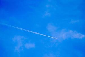 eindeutig schöner blauer Himmel mit weißer Linienebene. foto