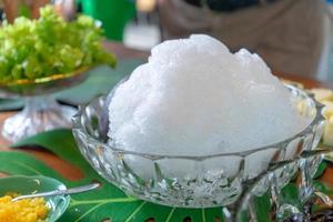 Clear Shave Ice ohne Topping bereiten Sie sich im Sommer und bei heißem Wetter nach dem Mittagessen auf thailändisches schwarzes Gelee und Sirup als Nachtisch vor. foto