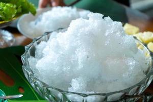 Clear Shave Ice ohne Topping bereiten Sie sich im Sommer und bei heißem Wetter nach dem Mittagessen auf thailändisches schwarzes Gelee und Sirup als Nachtisch vor. foto