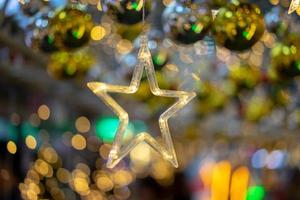 warme hellgelbe und orange sternform auf dem kreis glitzern bokeh hängen an der decke für festival- oder kartenhintergrund. foto