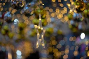 warme hellgelbe und orange sternform auf dem kreis glitzern bokeh hängen an der decke für festival- oder kartenhintergrund. foto