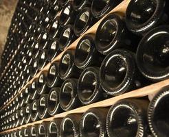 Flaschen Wein in einem Keller