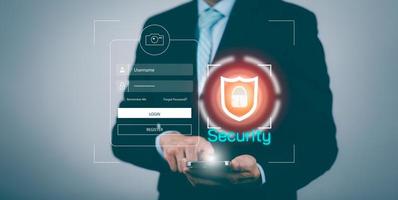 Mann hält Smartphone mit virtuellem Global mit Cybersicherheit, Login, Benutzer, Identifikationsinformationen und Verschlüsselung, sicherer Zugriff auf persönliche Informationen der Benutzer, sicherer Internetzugang, foto