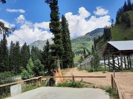 Kaschmir ist die schönste Region der Welt, die für ihre grünen Täler, schönen Bäume, hohen Berge und fließenden Quellen berühmt ist. foto