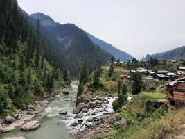 Kaschmir ist die schönste Region der Welt, die für ihre grünen Täler, schönen Bäume, hohen Berge und fließenden Quellen berühmt ist. foto