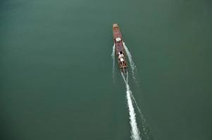Top-Perspektive des thailändischen alten hölzernen Schnellboots auf dem Emerlad River foto