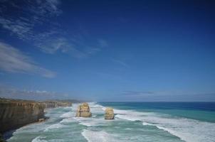 Sonniger Nachmittag und die Felsen der zwölf Apostel in der Nähe der Great Ocean Road foto