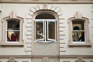 Fenster des Bekleidungsgeschäfts mit roten und weißen Anzügen in Italien foto