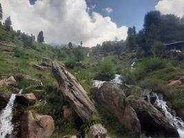 Kaschmir ist die schönste Region der Welt, die für ihre grünen Täler, schönen Bäume, hohen Berge und fließenden Quellen berühmt ist. foto