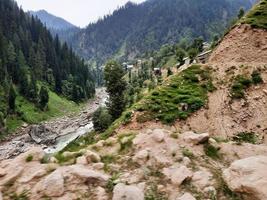 Kaschmir ist die schönste Region der Welt, die für ihre grünen Täler, schönen Bäume, hohen Berge und fließenden Quellen berühmt ist. foto