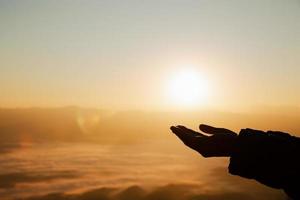 Sonne auf weiblicher Hand. Silhouette der Hand, die Sonne hält, Umweltkonzept. foto