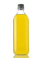 Flasche Olivenöl auf weißem Hintergrund im Studio erschossen.