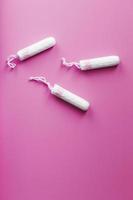 Gynäkologische Tampons auf einem rosa Hintergrund freier Speicherplatz foto