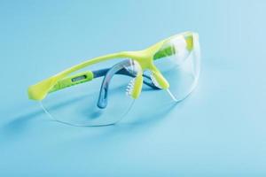 transparente Polycarbonat-Schutzbrille auf blauem Hintergrund. foto