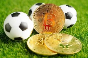 Gold-Bitcoin mit Fußball oder Fußball, Kryptowährung, die bei Online-Sportwetten verwendet wird. foto