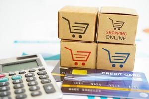 Online-Shopping, Warenkorbbox mit Kreditkarte, Import-Export, Finanzhandel. foto