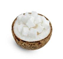 tropische früchte der kokosmilch oder flaumige kokosnuss gehackt lokalisiert auf weißem hintergrund foto