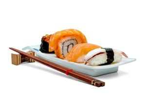 Nigiri-Sushi-Set mit Stäbchen und Gericht im japanischen Stil isoliert auf weißem Hintergrund, inklusive Beschneidungspfad foto