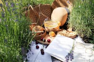 Sommerpicknick auf einem Lavendelfeld foto