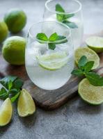 Eiskalte Limonade mit frischer Limette und Saft foto