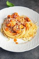 Pasta Spaghetti Hühnchen Fleisch Tomatensauce frisch gesunde Mahlzeit Snack auf dem Tisch kopieren Raum Lebensmittel Hintergrund foto