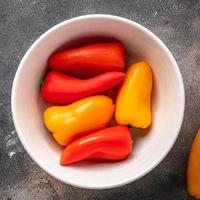 Paprika klein frisches Gemüse gesundes Essen Snack auf dem Tisch Kopie Raum Essen Hintergrund foto