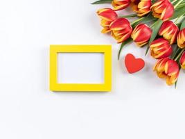 muttertags-designkonzept, tulpenblumenstrauß - schöner roter, gelber blumenstrauß lokalisiert auf weißem hintergrundtisch, draufsicht, flache lage, kopierraum foto