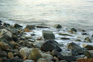 Turbulenzen Meerwasser und Felsen an der Küste foto