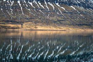 die spiegelung von holmatindur, dem mächtigen berg in ostisland. foto