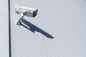 cctv-kamera an der wand des gebäudes zur überwachung und zum schutz. foto