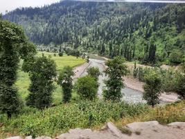 Kaschmir ist die schönste Region der Welt, die für ihre grünen Täler, schönen Bäume, hohen Berge und fließenden Quellen berühmt ist. foto