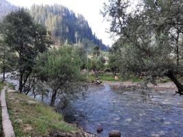 Kaschmir ist die schönste Region der Welt, die für ihre grünen Täler, schönen Bäume, hohen Berge und fließenden Quellen berühmt ist. foto