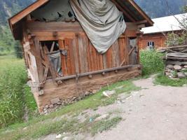 Kaschmir ist die schönste Region der Welt, die für ihre grünen Täler, schönen Bäume, hohen Berge und fließenden Quellen berühmt ist. foto